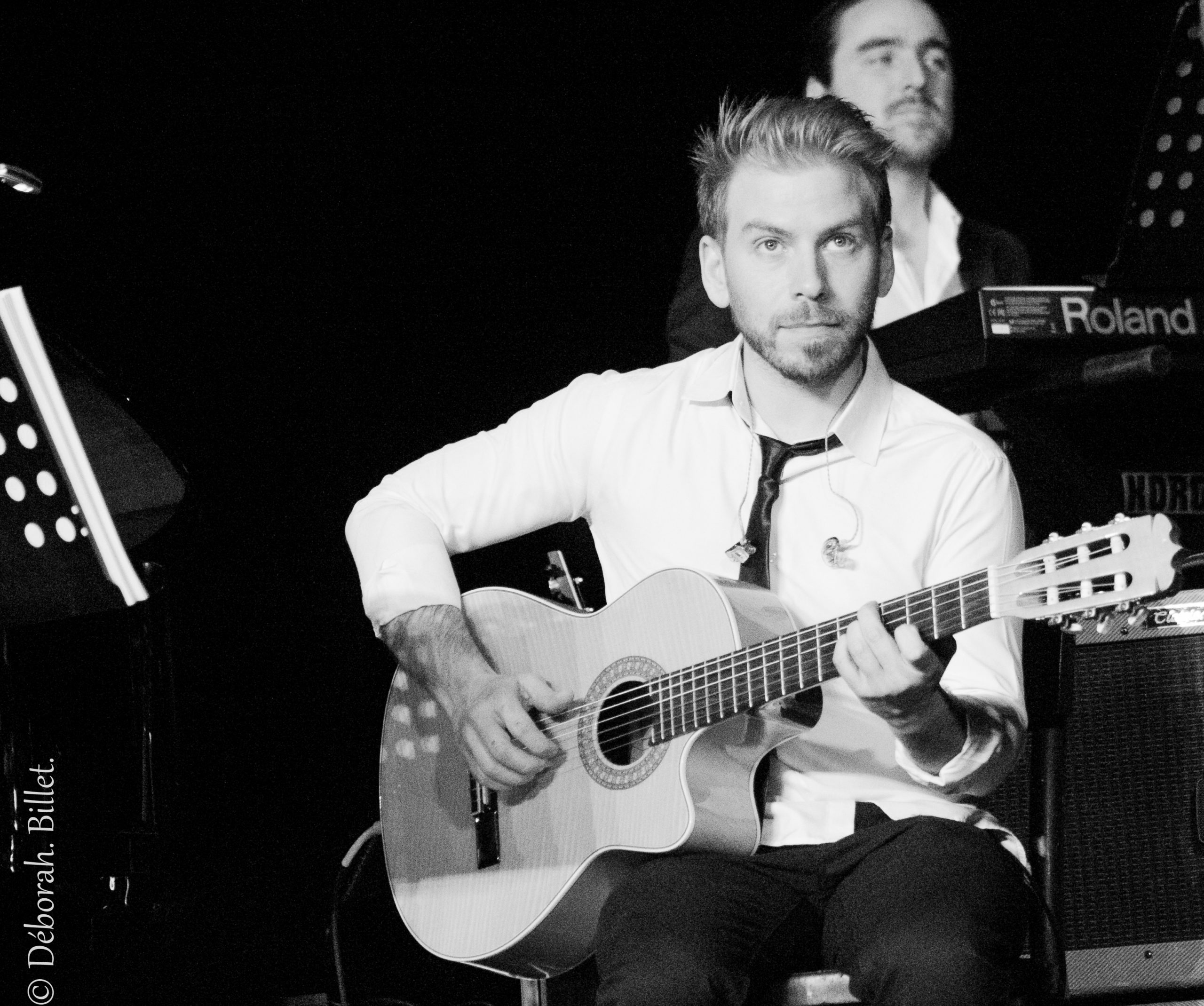 Deborah-Billet-Photographie-59118-guitariste-assis-noir-et-blanc